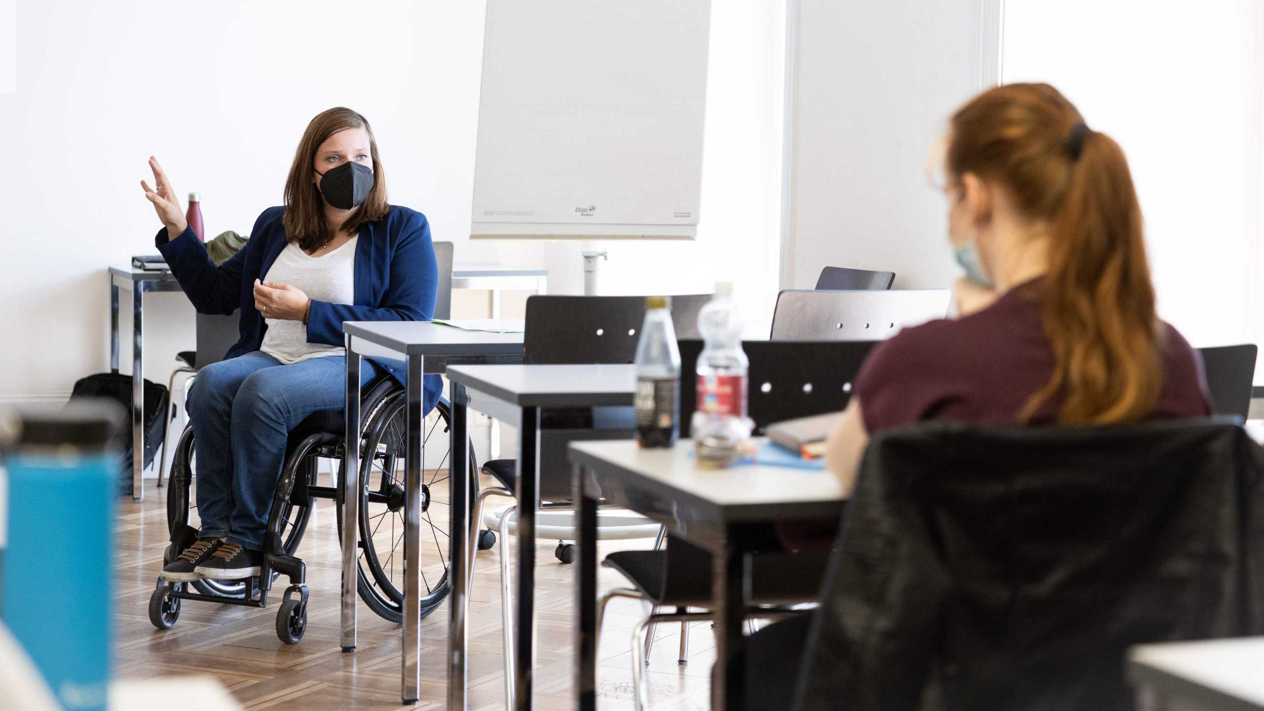 Enlarged view: Andrea von Büren in Wheelchair talking in front of class