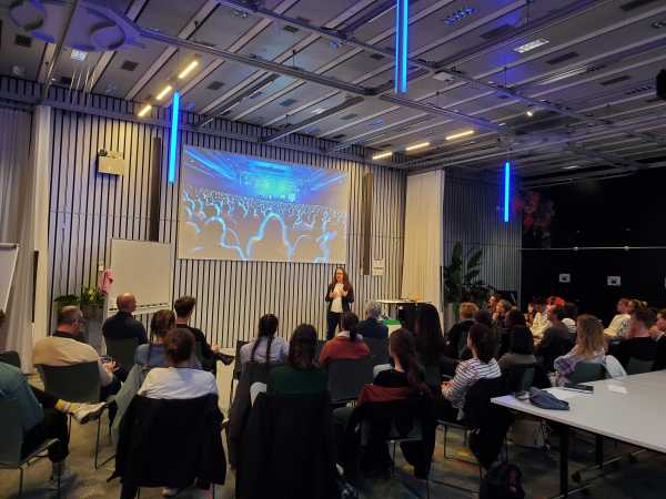 Enlarged view: Workshop with Speaker in Front of a Screen