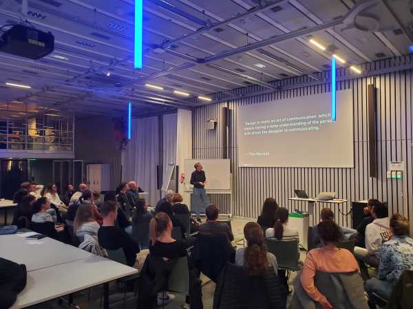 Enlarged view: Workshop with Speaker in Front of a Screen