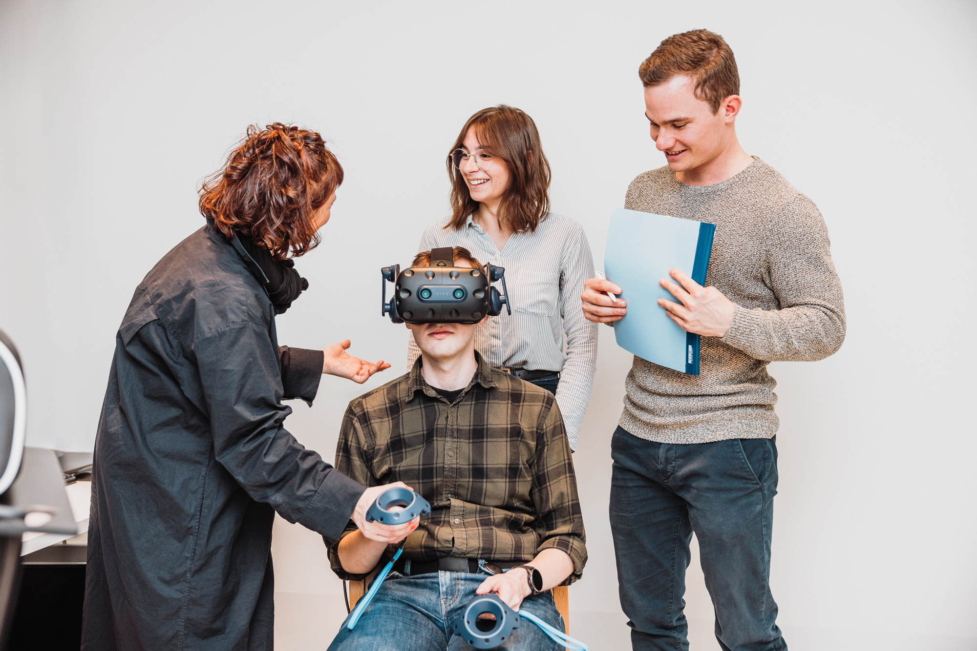 Enlarged view: Poeple showing demo with VR Headset