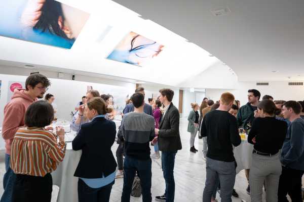 Enlarged view: Many people stand at an event and enjoy the aperitif