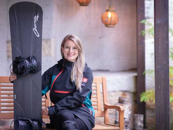 Enlarged view: Romy Tschopp with Snowboard sitting on a gardenbench