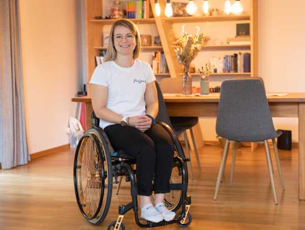 Enlarged view: Romy Tschopp sitting in wheelchair in front of dining room table