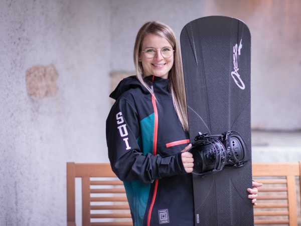 Enlarged view: Romy Tschopp closeup with snowboard