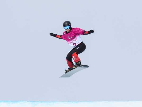 Enlarged view: Romy Tschopp on snowboard jumping high