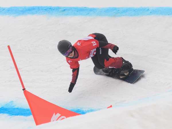 Enlarged view: Romy Tschopp on snowboard during paralympics 2022