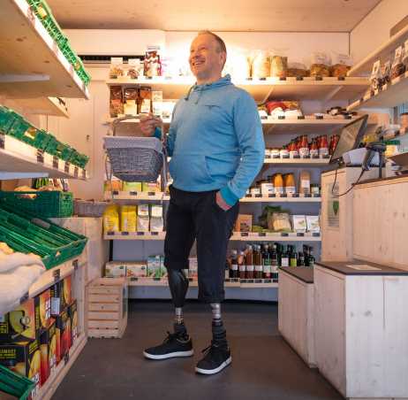 Enlarged view: Rüdiger Böhm with two prosthetic legs shopping in grocery store